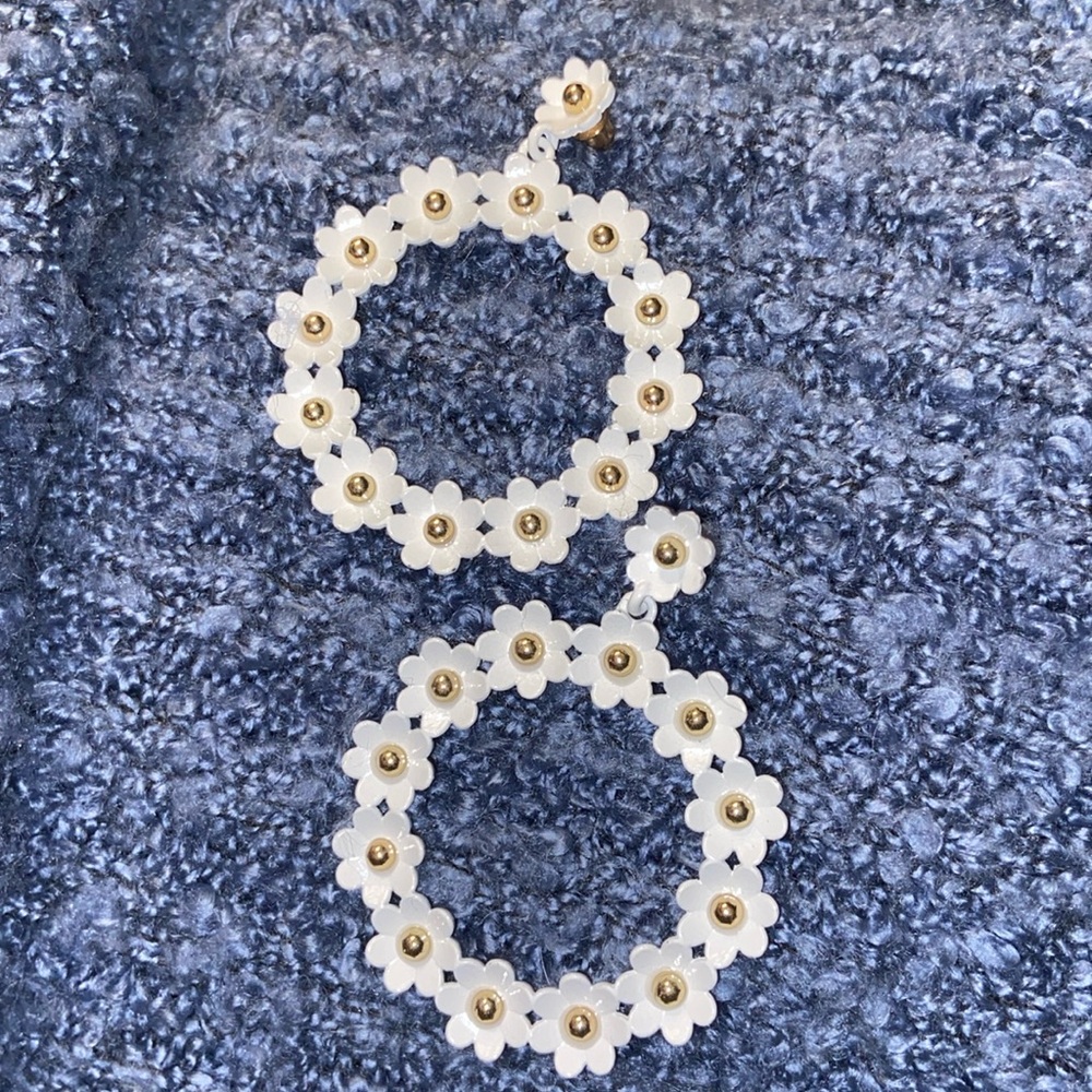 Pierced earrings white daisies with gold center, 1 1/2”